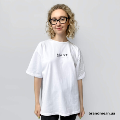 Друк на футболках: біла футболка з логотипом MAST