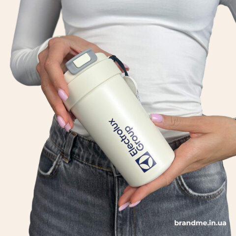 Брендована термочашка Electrolux Group з ремінцем і мінімалістичним логотипом