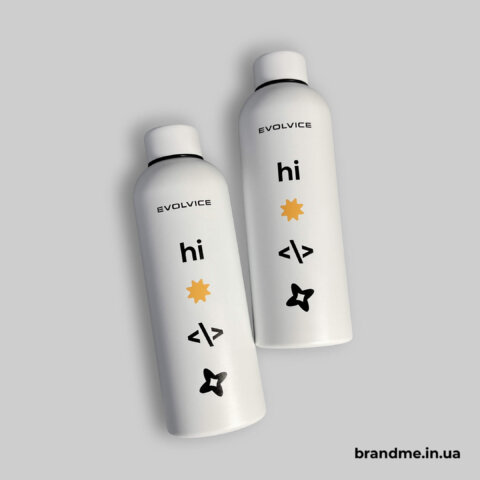 Металеві брендовані пляшки EVOLVICE з мінімалістичним друком на білому матовому корпусі