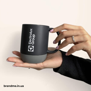 Черная брендированная чашка Electrolux Group с покрытием soft-touch