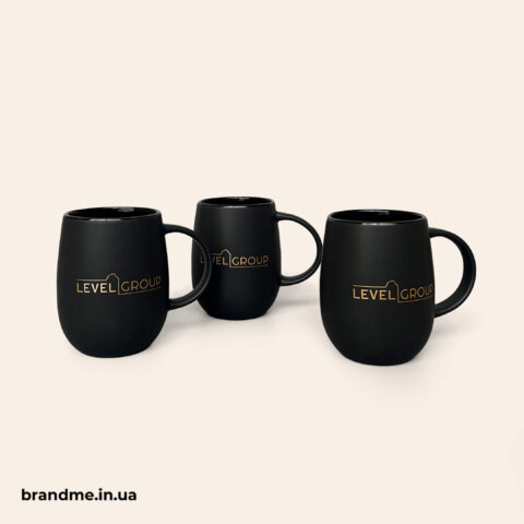 Чорні брендовані чашки з логотипом Level Group для корпоративного використання