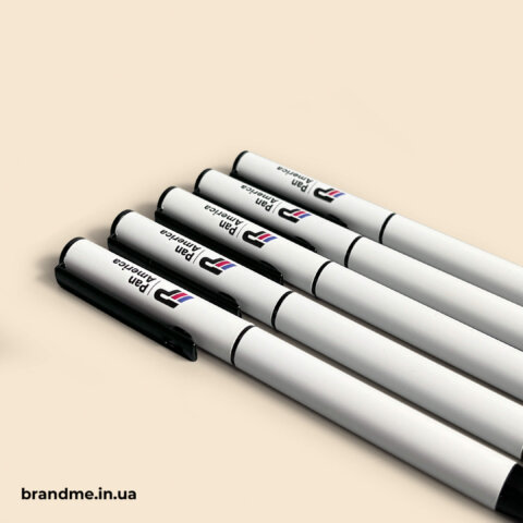 Набір білих брендованих ручок із чорними деталями та логотипом Pan America