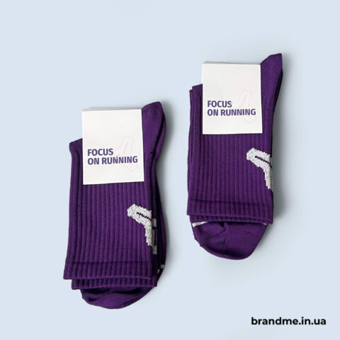 Фіолетові брендовані шкарпетки для Brainstack з написом Focus on Running