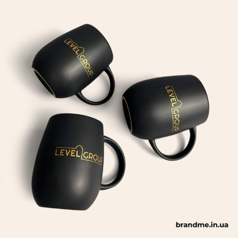 Друк на чашках для LEVEL GROUP, матові чорні чашки з мінімалістичним логотипом