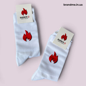 Білі шкарпетки з червоним вогняним принтом та фірмовим хенгтегом BARBER.Q