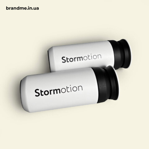 Брендована термочашка Stormotion білого кольору з чорною кришкою та логотипом