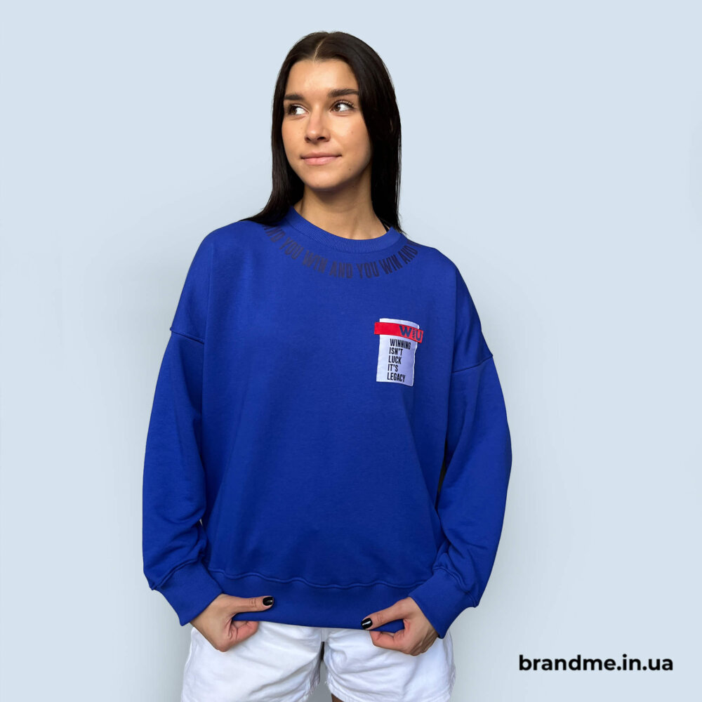 Друк на худі та світшотах: тренди оверсайз та крою для брендів. Фото 5 | BRANDME Світшот насиченого синього кольору з текстовою нашивкою та друком по коміру