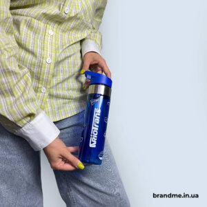 Бутылка для воды с брендированием Riotrans – стильный и практичный аксессуар Синяя прозрачная бутылка с белым линейным принтом и логотипом Riotrans