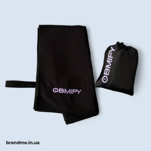 Брендований спортивний рушник з вишивкою логотипу OBMIFY та мішечок з нанесенням