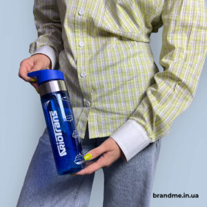 Бутылка для воды с брендированием Riotrans – стильный и практичный аксессуар Брендированная синяя бутылка Riotrans с логотипом