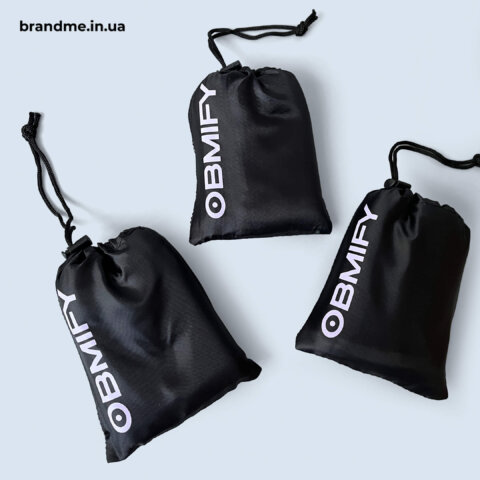Чорні брендовані мішечки з логотипом OBMIFY та шнурком для затягування