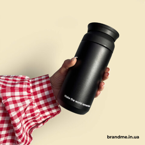 Матовa чорнa термочашкa з білим мінімалістичним написом