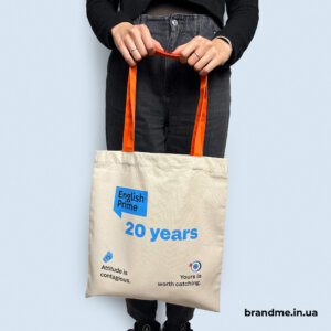 Шопер с логотипом English Prime с ярким принтом, пример брендирования эко-сумки для корпоративного мерча