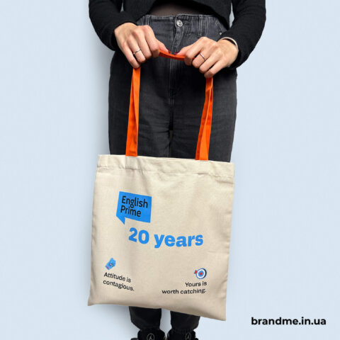 Друк на шопері — брендування еко-сумок для бізнесу. Фото 9 | BRANDME Шопер з логотипом English Prime із яскравим принтом, приклад брендування еко-сумки для корпоративного мерчу
