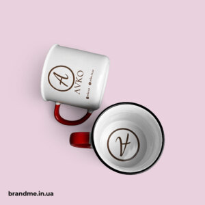 Друк на чашках AVKO — деколь та брендування дна Друк на чашках для AVKO з деколлю логотипа та нанесенням зображення на дні горнята