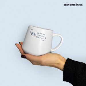 Брендування чашки UTS — друк логотипу на кераміці Брендування чашки з логотипом UTS Ukraine Trading Service, акуратний друк на білій кераміці