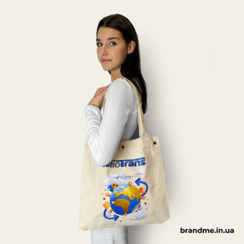 Друк на шопері з яскравою ілюстрацією та логотипом. Фото 8 | BRANDME Друк на шопері з повнокольоровою ілюстрацією глобуса та логотипом транспортної компанії