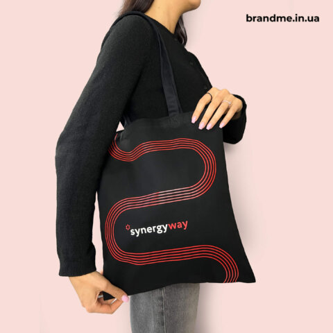 Шопер з логотипом Synergyway — стильне брендування еко-сумок. Фото 8 | BRANDME Шопер з логотипом Synergyway чорного кольору з контрастним червоним друком