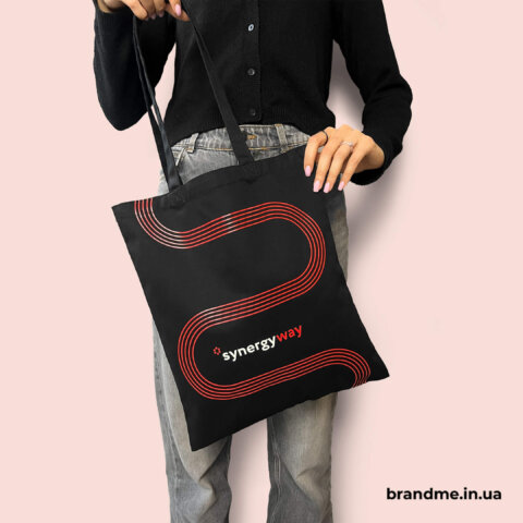Шопер з логотипом Synergyway — індивідуальне виготовлення Шопер з логотипом Synergyway з графічним червоним акцентом, сучасне брендування еко-сумок для команди та клієнтів