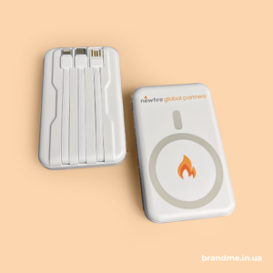 Брендований повербанк Newfire з нанесенням логотипу та вбудованими кабелями для заряджання