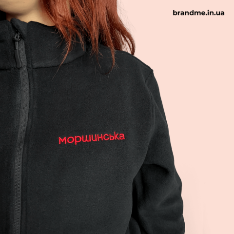 Флісова кофта з червоною вишивкою логотипу Моршинська