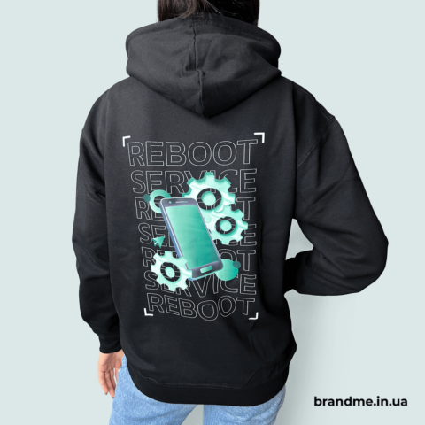Черные худи с большим брендированным принтом на спине и графикой смартфона и шестерен