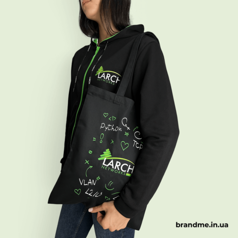 Чорний шопер і худі з логотипом LARCH NETWORKS та IT-принтами