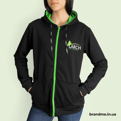 Чорне худі на замку з логотипом LARCH NETWORKS та зеленими акцентами