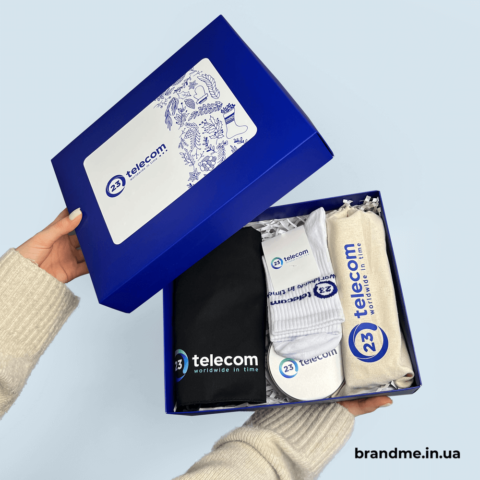 Корпоративний подарунковий набір 23 telecom з брендованим мерчем у синій коробці