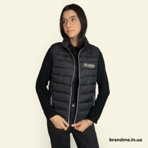 Чорна стьобана жилетка з вишитим логотипом Savory на грудях