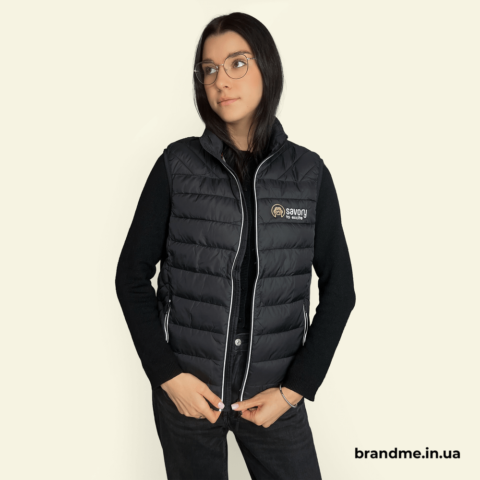 Чорна стьобана жилетка з вишитим логотипом Savory на грудях