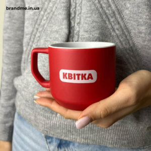 Красная чашка с логотипом «Цветок» в корпоративных цветах