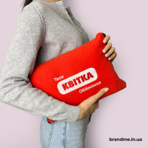 Вышивка на пледе – теплый мерч с характером бренда «Квітка»