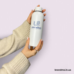 Біла металева пляшка з логотипом UKRENERGO в руках