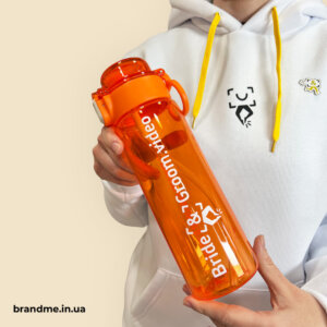 Оранжевая бутылка для воды с вертикальным брендированием