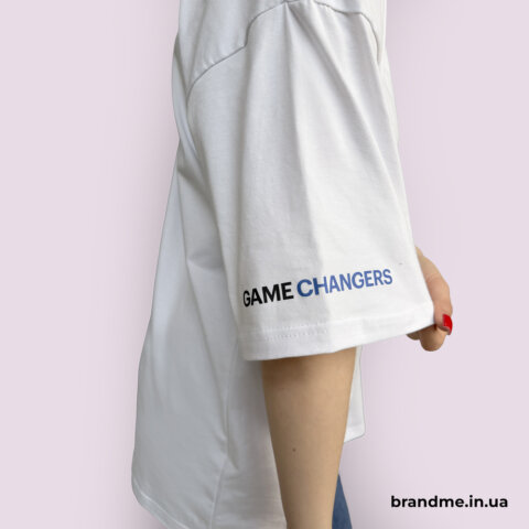 Фрагмент білої футболки inSPE з написом GAME CHANGERS на рукаві