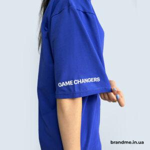 Друк на футболках, де кожна деталь має значення Напис GAME CHANGERS на рукаві синьої футболки inSPE