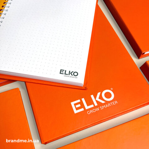 Внутрішні сторінки брендованого блокнота ELKO з логотипом на кожному аркуші.