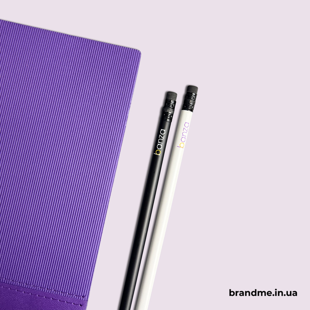 Корпоративна канцелярія: що замовити для команди та офісу. Фото 6 | BRANDME Чорний і білий олівці Banza з кольоровим нанесенням логотипу, створені як частина брендованої корпоративної канцелярії