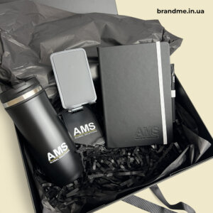 Рабочий must-have: корпоративный бокс AMS Global Solutions Корпоративный подарочный бокс AMS Global Solutions с термочашкой, блокнотом, ручкой и подставкой для телефона