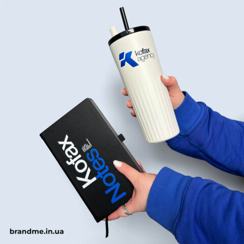 Брендированный блокнот Kofax Notes и белая термочашка Kofax Agency с логотипами